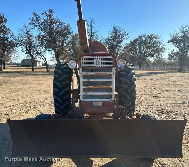 image for item IU9131 Farmall 560  tractor
