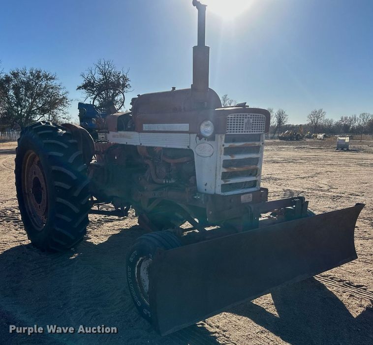 image for item IU9131 Farmall 560  tractor