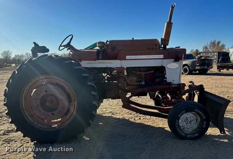 image for item IU9131 Farmall 560  tractor