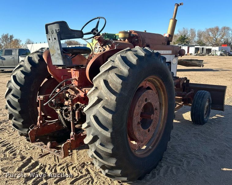 image for item IU9131 Farmall 560  tractor