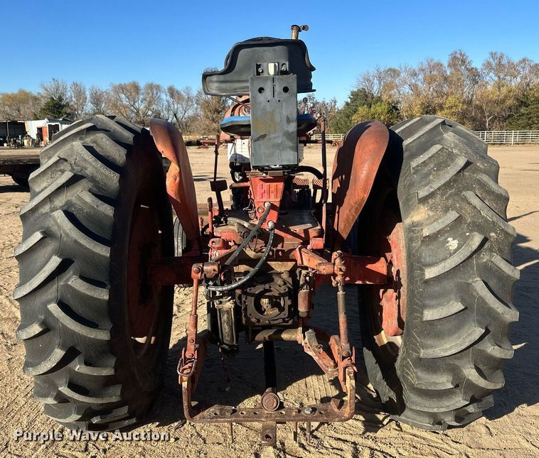 image for item IU9131 Farmall 560  tractor