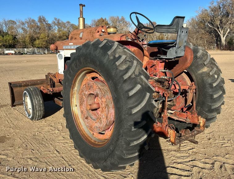 image for item IU9131 Farmall 560  tractor