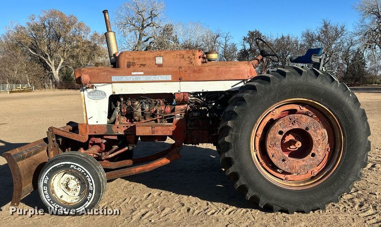 image for item IU9131 Farmall 560  tractor