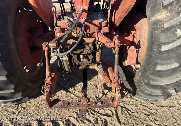 image for item IU9131 Farmall 560  tractor