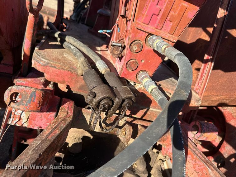 image for item IU9131 Farmall 560  tractor