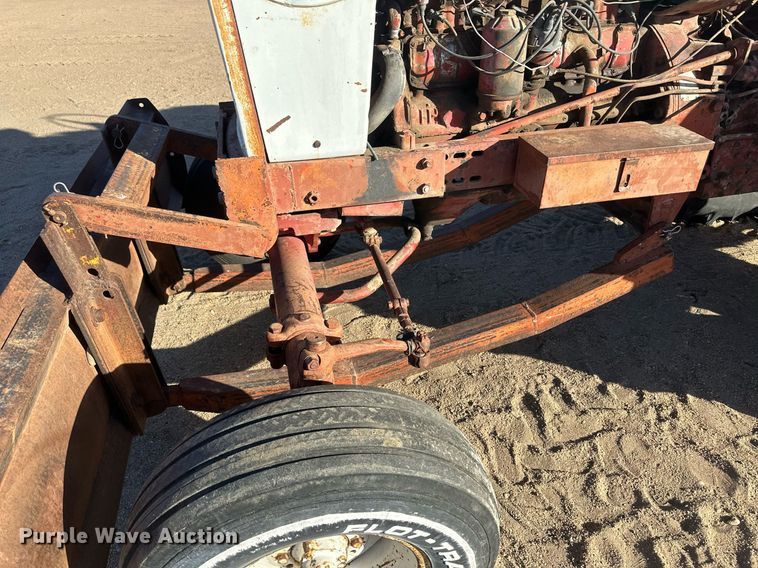 image for item IU9131 Farmall 560  tractor