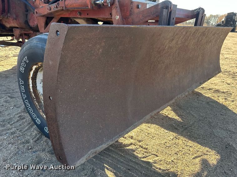 image for item IU9131 Farmall 560  tractor