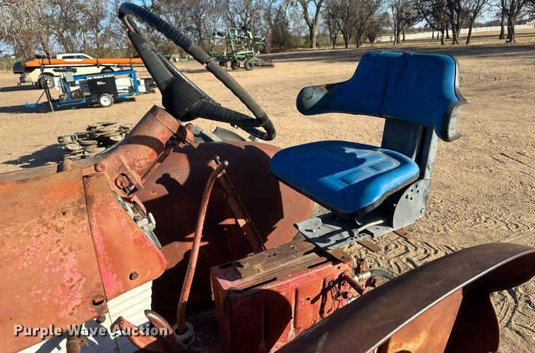 image for item IU9131 Farmall 560  tractor