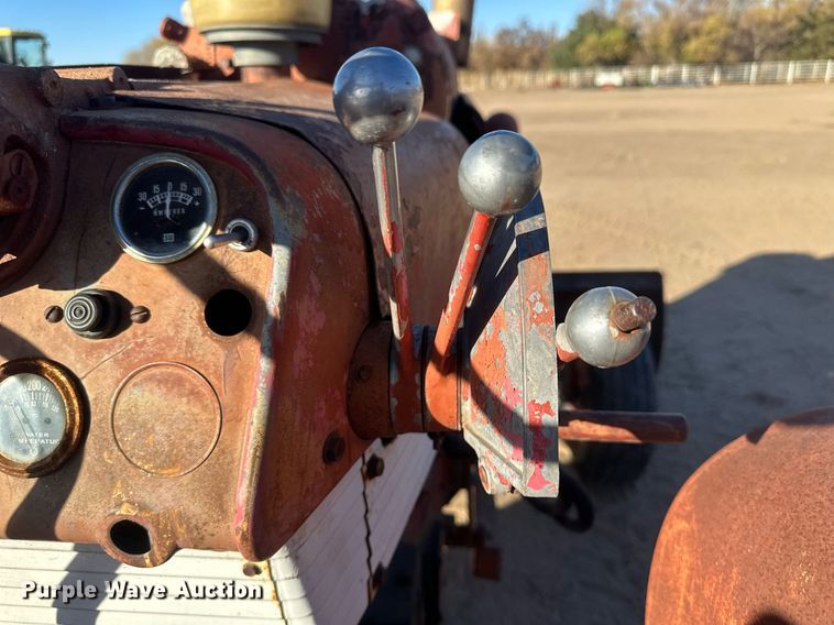 image for item IU9131 Farmall 560  tractor