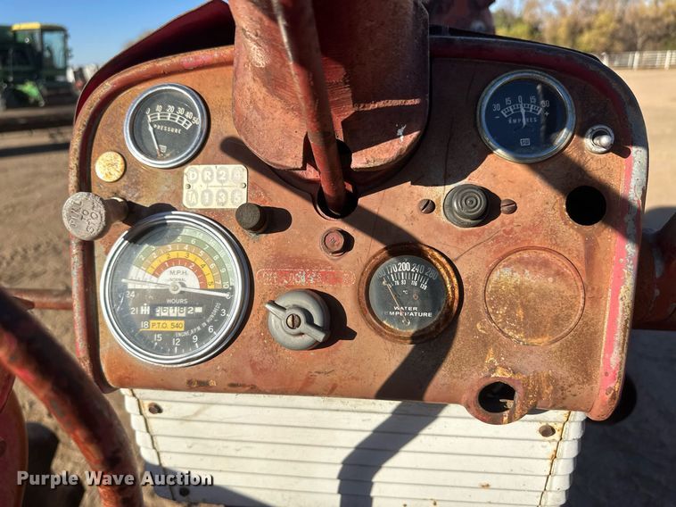 image for item IU9131 Farmall 560  tractor