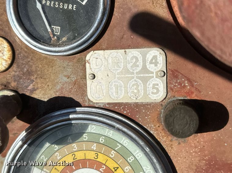 image for item IU9131 Farmall 560  tractor