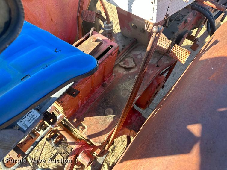 image for item IU9131 Farmall 560  tractor