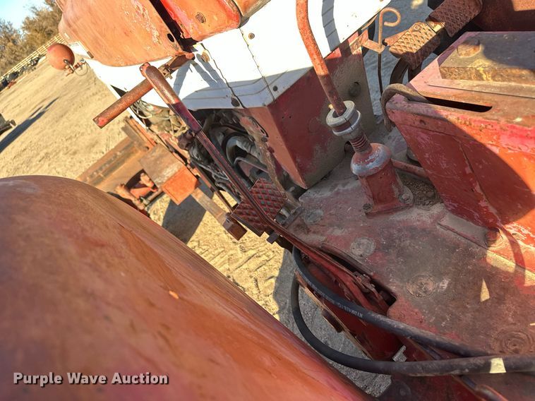 image for item IU9131 Farmall 560  tractor
