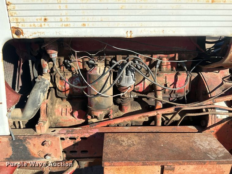 image for item IU9131 Farmall 560  tractor