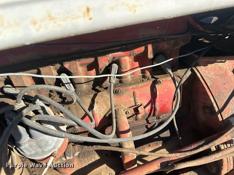 image for item IU9131 Farmall 560  tractor