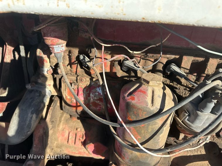 image for item IU9131 Farmall 560  tractor