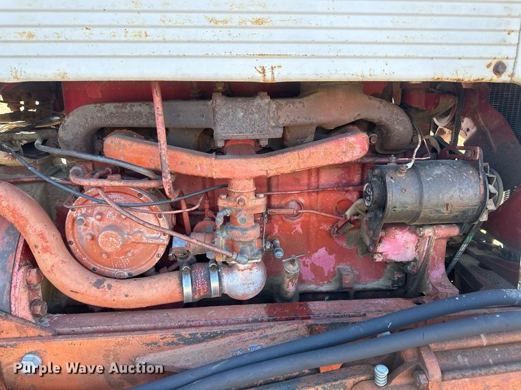 image for item IU9131 Farmall 560  tractor