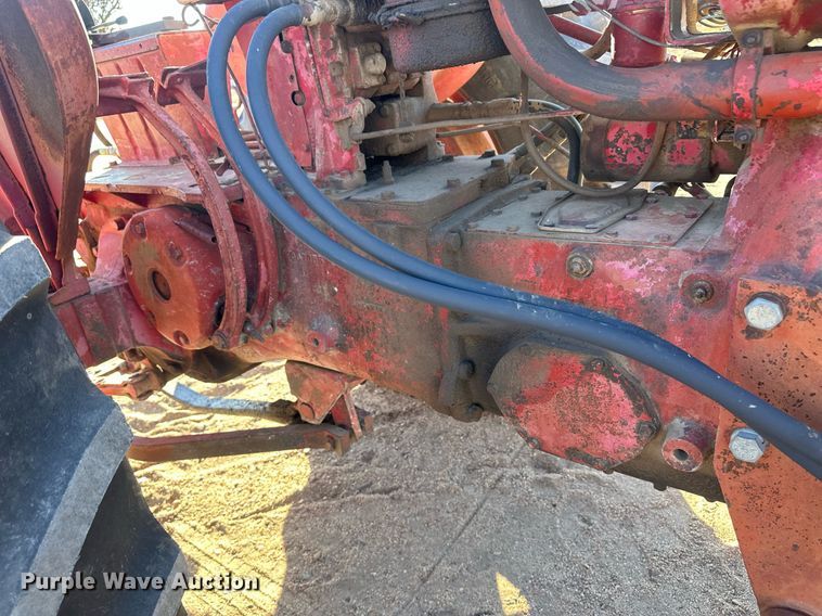 image for item IU9131 Farmall 560  tractor