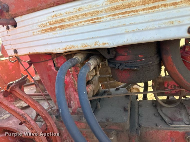 image for item IU9131 Farmall 560  tractor