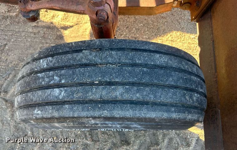 image for item IU9131 Farmall 560  tractor