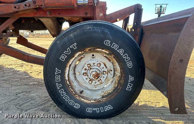 image for item IU9131 Farmall 560  tractor