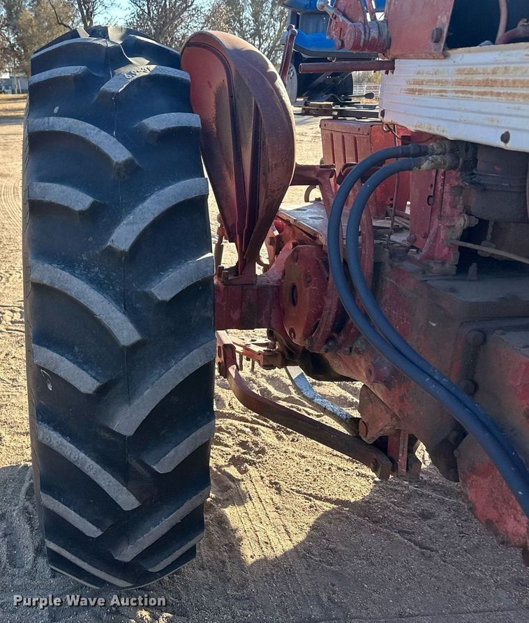 image for item IU9131 Farmall 560  tractor