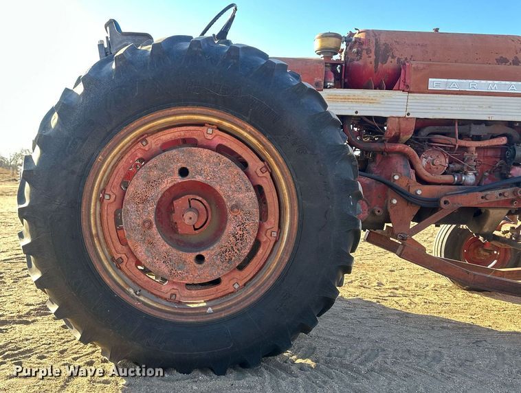 image for item IU9131 Farmall 560  tractor