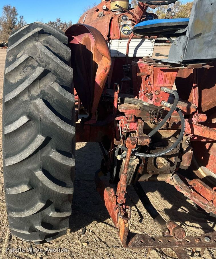 image for item IU9131 Farmall 560  tractor