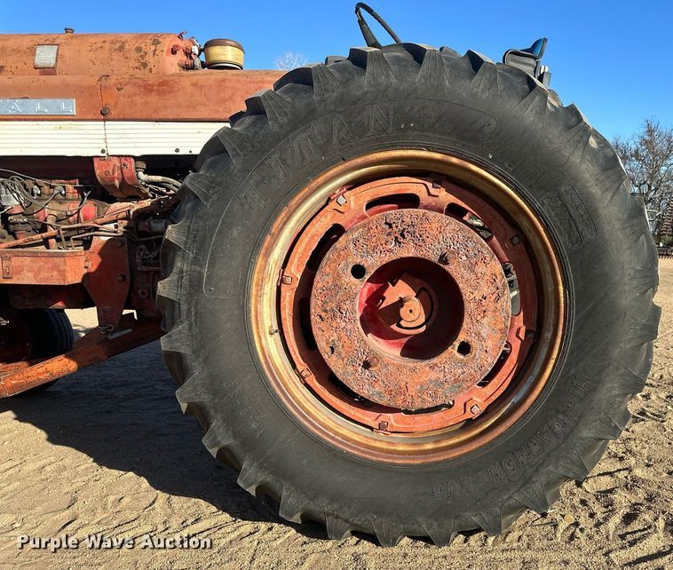 image for item IU9131 Farmall 560  tractor