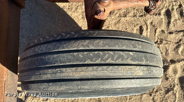 image for item IU9131 Farmall 560  tractor