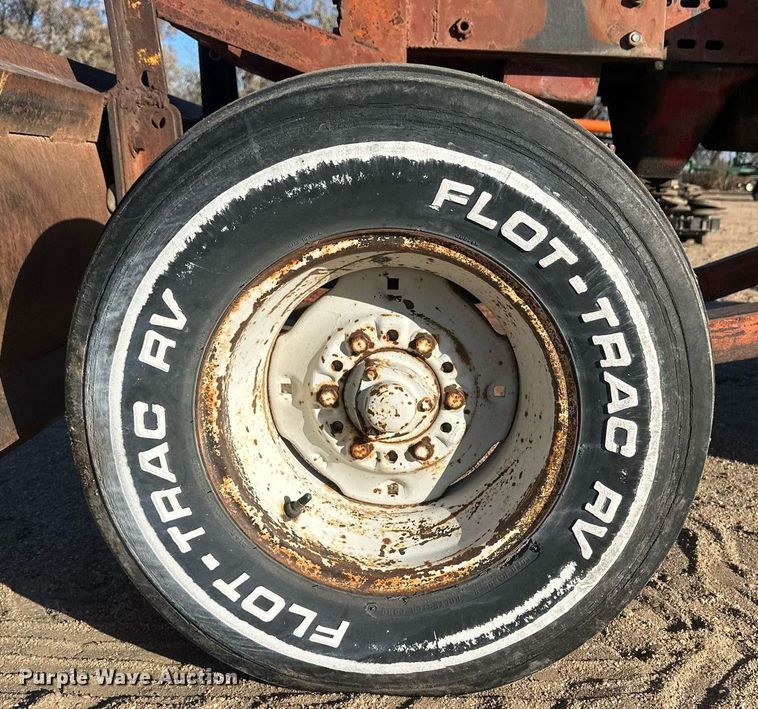 image for item IU9131 Farmall 560  tractor