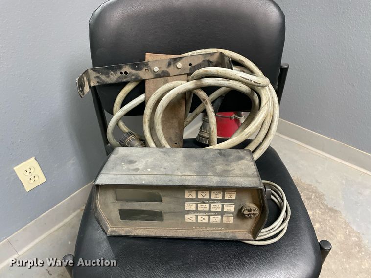 image for item LV9122 1998 Hesston 4755  large square baler