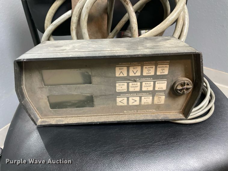 image for item LV9122 1998 Hesston 4755  large square baler