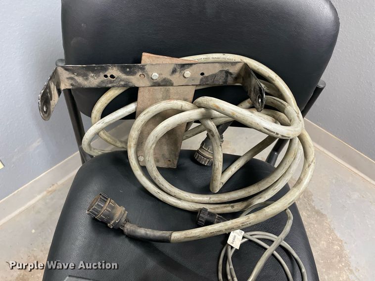 image for item LV9122 1998 Hesston 4755  large square baler