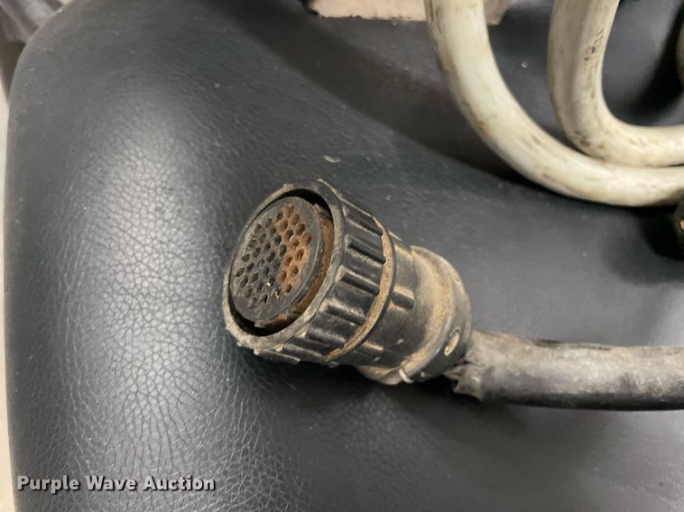 image for item LV9122 1998 Hesston 4755  large square baler