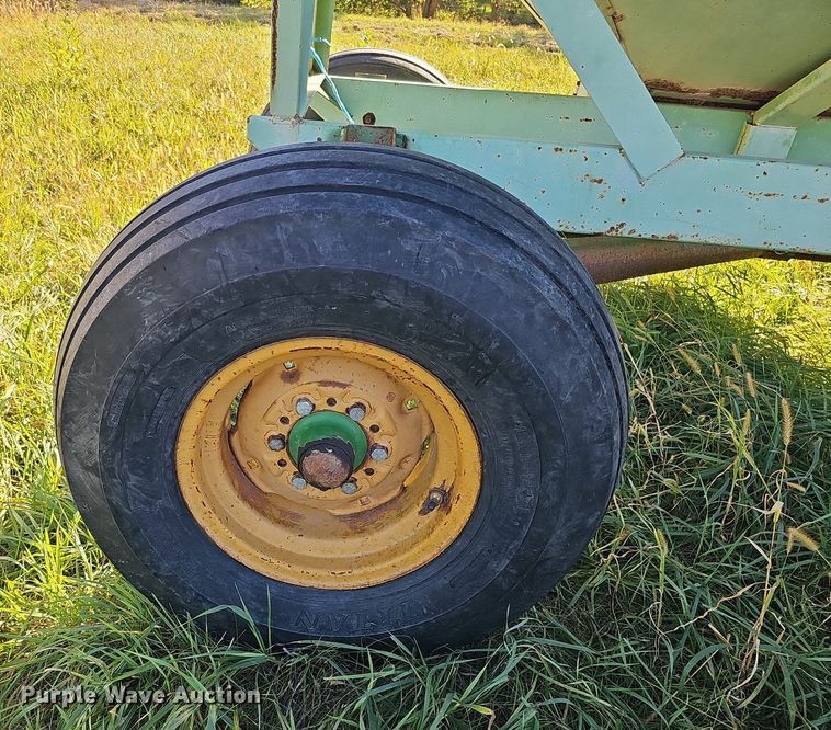 image for item MH9415 gravity wagon