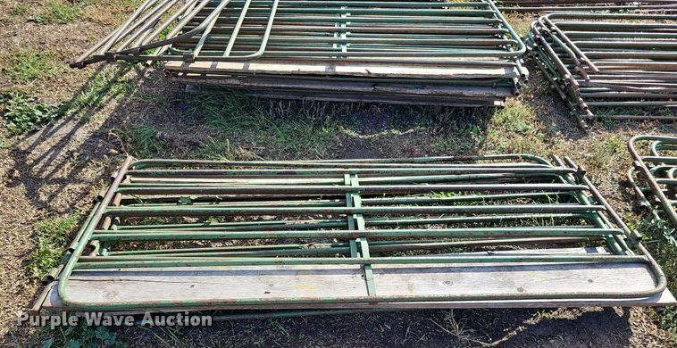 image for item MH9443 Approximately 96 livestock panels