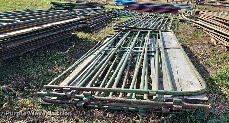 image for item MH9443 Approximately 96 livestock panels