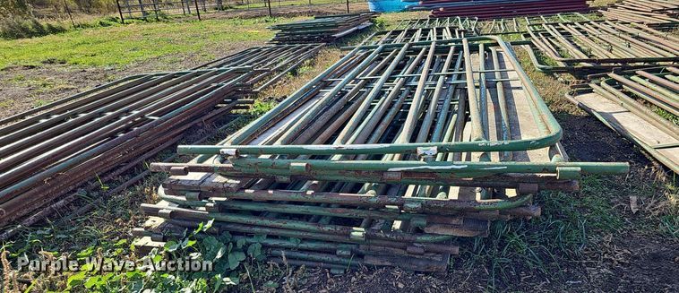 image for item MH9443 Approximately 96 livestock panels