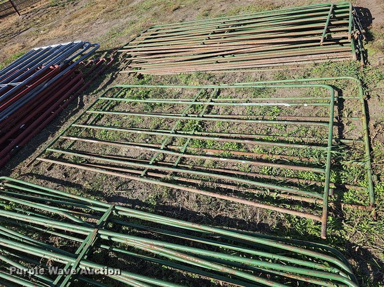 image for item MH9443 Approximately 96 livestock panels