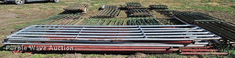 image for item MH9443 Approximately 96 livestock panels