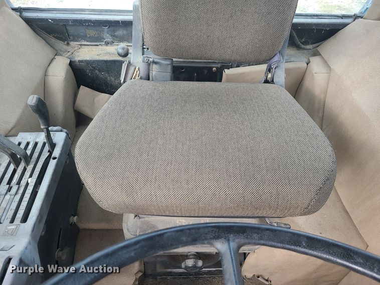 image for item MJ9448 1991 John Deere 2355  tractor