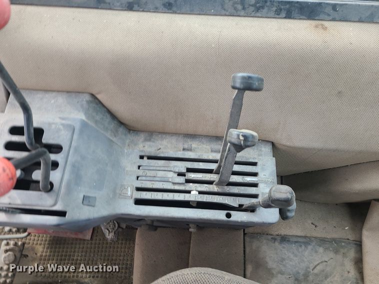 image for item MJ9448 1991 John Deere 2355  tractor