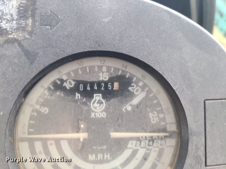 image for item MJ9448 1991 John Deere 2355  tractor