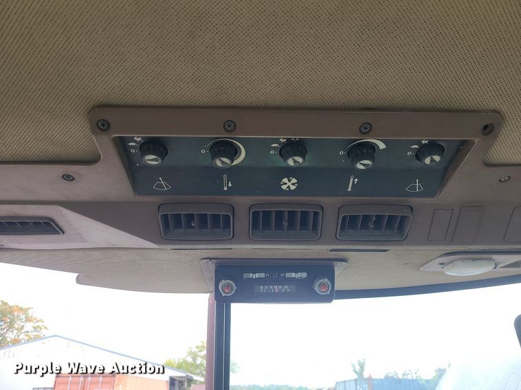 image for item MJ9448 1991 John Deere 2355  tractor