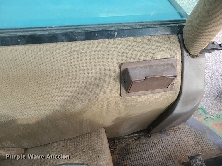 image for item MJ9448 1991 John Deere 2355  tractor