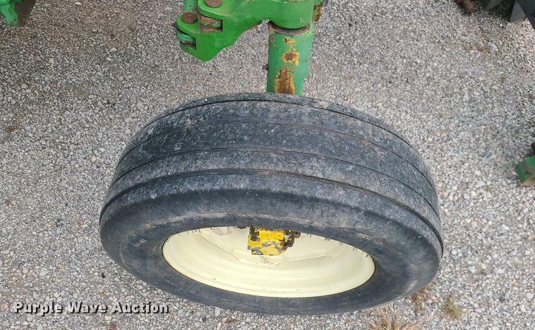 image for item MJ9448 1991 John Deere 2355  tractor