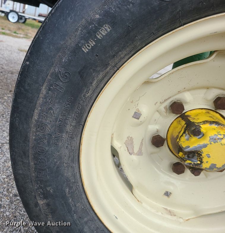 image for item MJ9448 1991 John Deere 2355  tractor