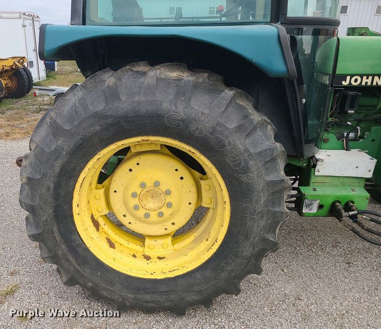 image for item MJ9448 1991 John Deere 2355  tractor