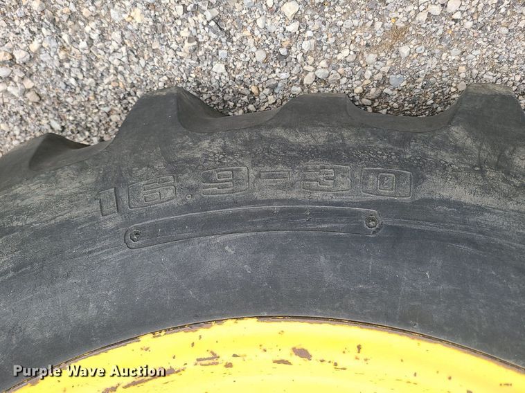 image for item MJ9448 1991 John Deere 2355  tractor